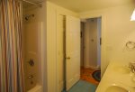 Barn Guest Quarters - Full bathroom with tub-shower